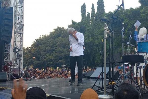Ganjar Usap Air Mata 1 Ganjar Pranowo mengusap air matanya usai melihat video testimoni dari warga saat perpisahan dirinya sebagai Gubernur Jateng, Selasa (5/9/2023). (Foto: MPI)
