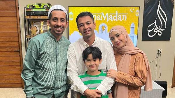 Nagita Slavina berhijab foto bersama Husen Jafar