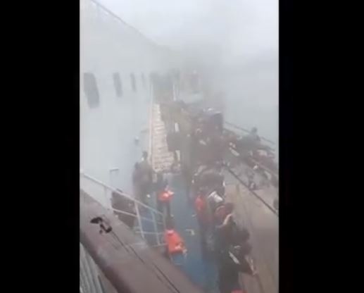 Proses evakuasi penumpang Kapal Mutiara Berkah yang terbakar di Cilegon menggunakan crane, Rabu (6/9/2023). (Foto: iNews) 