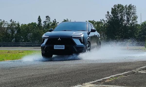 Mitsubishi XForce 17