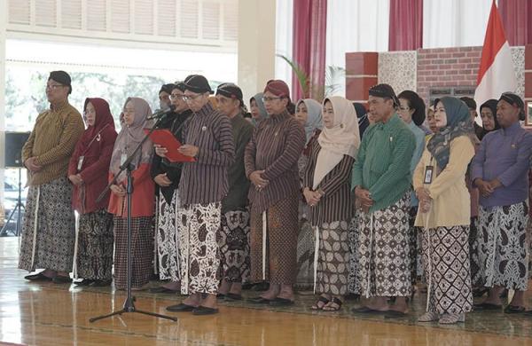 Busana adat Gagrak Ngayogyakarta yang dikenakan PNS setiap Kamis Pahing. (foto: istimewa)