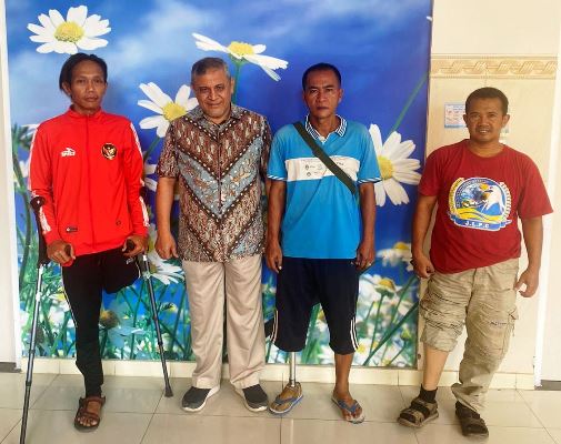 Ketua Yayasan Bina Sehat Jember drg Abdul Rochim (dua dari kiri) foto bersama dengan penerima kaki palsu.