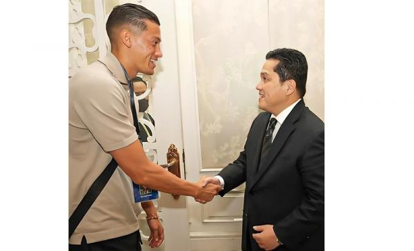 Ketum PSSI Erick Thohir (kanan) menyambut kedatangan Jay Idzes di Indonesia, Rabu (6/9/2023). (Foto: Instagram @erickthohir)