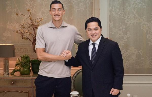 Pemain Keturunan Indonesia Jay Idzes bersalaman dengan Ketum PSSI Erick Thohir di Jakarta, Rabu (6/9/2023). (Foto: Instagram @jayidzes)