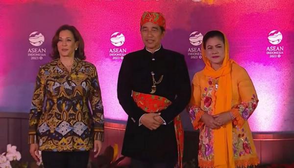 Wapres AS Kamala dan PM Kanada Pakai Batik saat Hadiri Gala Dinner KTT ASEAN Jakarta