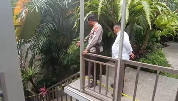 Polisi melakukan olah TKP di Ayu Terra Resort. (Foto: Ketut Catur)