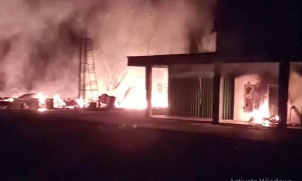 Rumah pelaku pembacokan adik Bupati Muratara dibakar massa. (Foto: Era Neizma Wedya)