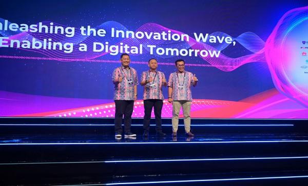 Komisaris Telkom Marcelino Pandin (tengah) bersama Direktur Wholesale & International Service Telkom Bogi Witjaksono (kiri) dan CEO Telin Budi Satria Dharma Purba (kanan) pada seremoni pembukaan BATIC 2023. (Foto: Dok. Telkom Indonesia)