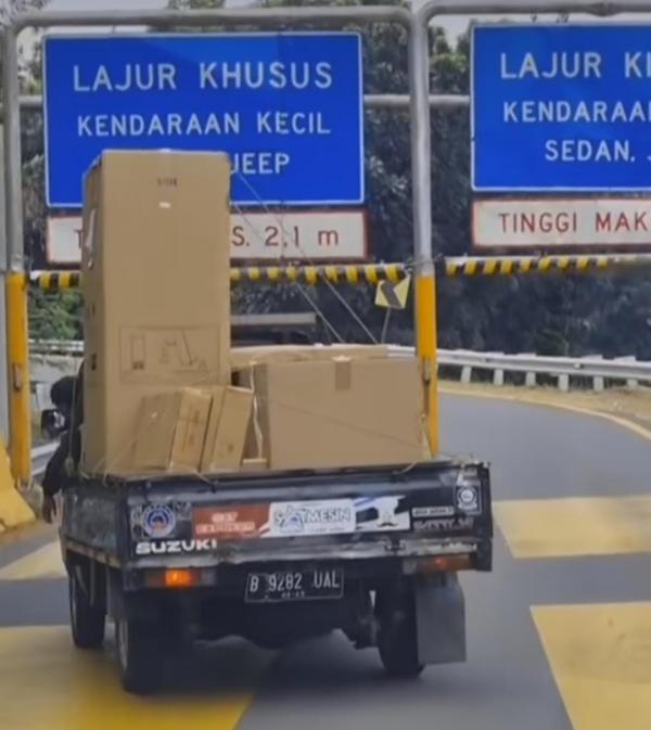 Mobil Pikap Bawa Kulkas 3