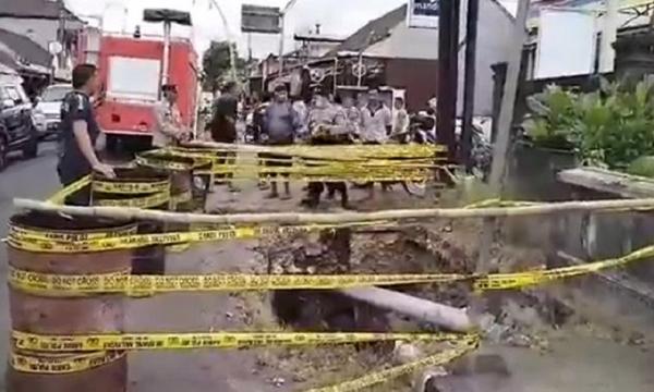Lokasi korban jatuh dipasang garis kuning polisi. (Foto: Bagus Alit)