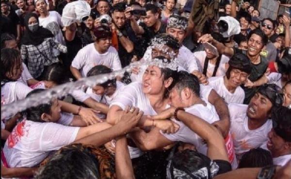 Tradisi Omed-Omedan di Bali diikuti oleh muda-mudi sehari setelah Hari Raya Nyepi. (Foto: ist)