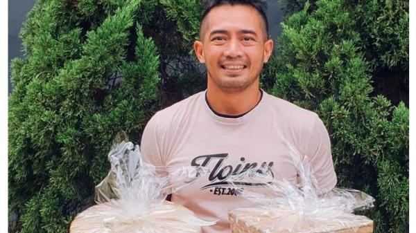 Artis jualan makanan kaki lima. 