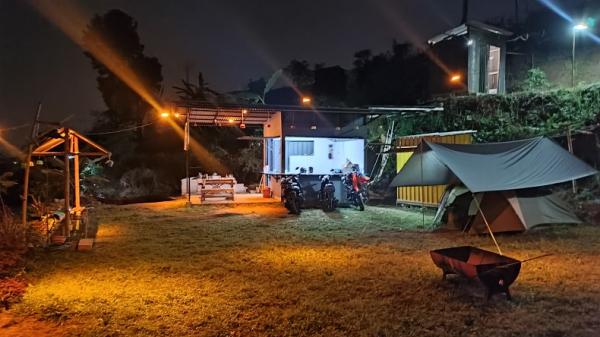 Seluruh penerangan di Lembah Baung milik Khilmi Sabihisma menggunakan energi matahari.