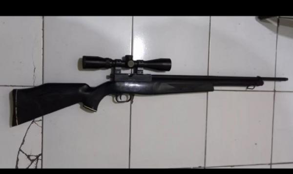 Senapan angin pelaku yang untuk menembak istri. (Foto : Indira Arri)