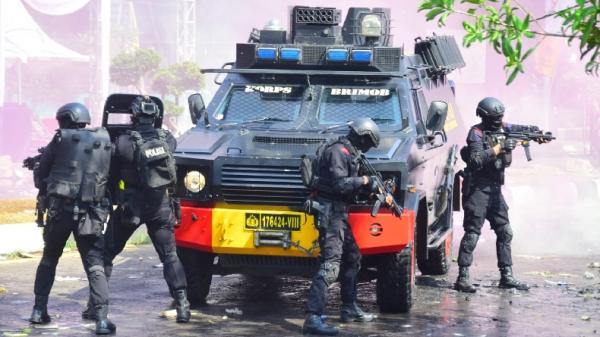 Personel Brimob Polda Jabar dikerahkan untuk mengamankan situasi saat terjadi kerusuhan Pemilu 2024. (FOTO: Humas Polda Jabar)