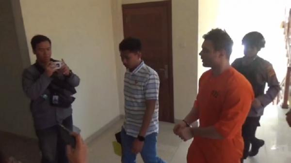 Bule Rusia bernama Chepurko Artem berusia 33 tahun yang menganiaya warga Bali ditahan di Mapolsek Kuta Selatan. (Foto: Indira Arri).