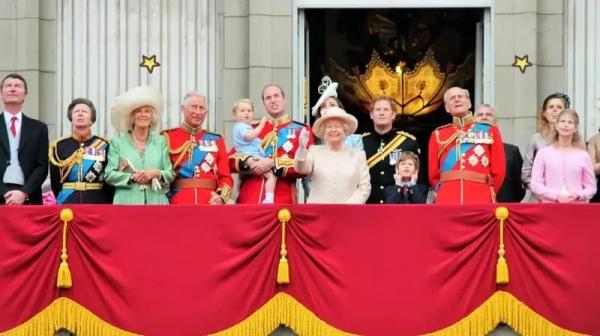 Keluarga Kerajaan Inggris Potret Keluarga Kerajaan Inggris di Balkon Istana Buckingham, saat Ratu ELisabeth II dan Pangeran Phillips masih hidup. (Foto: istimewa)
