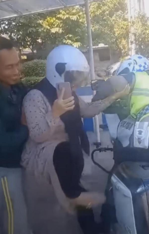 Ibu Hamil Dibonceng Polisi Naik Moge 1