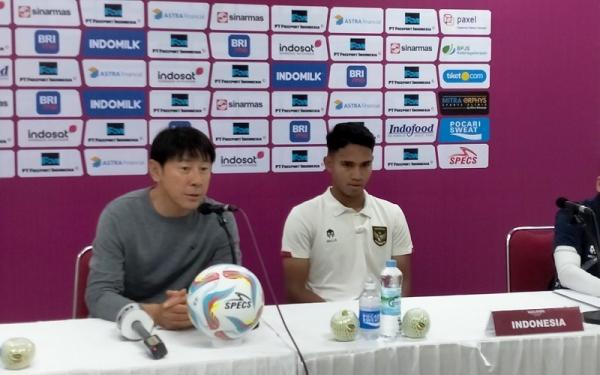 Timnas Indonesia U 23 Shin Tae Yong Marselino Ferdinan rayakan ulang tahun bareng Timnas Indonesia U-23. (Foto: Instagram Timnas Indonesia)