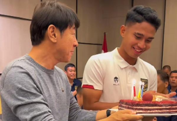 Marselino Ferdinan Shin Tae-yong Marselino Ferdinan rayakan ulang tahun bareng Timnas Indonesia U-23. (Foto: Instagram Timnas Indonesia)