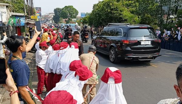 Tinjau Stok Beras di Bulog Dramaga Bogor, Presiden Jokowi Disambut Meriah Warga