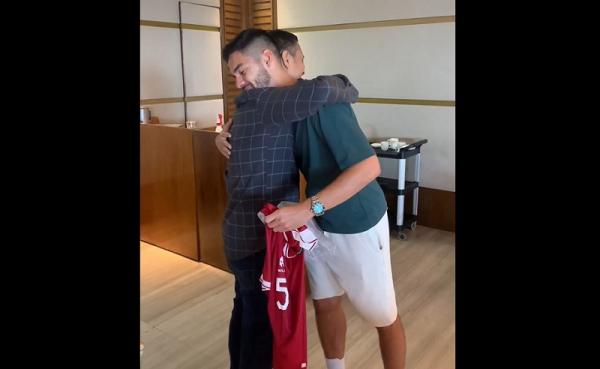 Sandy Walsh berpelukan dengan Hamdan Hamedan yang telah berjasa kepadanya. (Foto: Instagram @hamdan.hamedan)