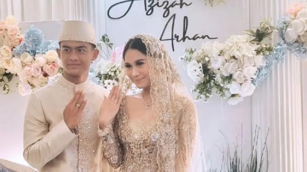 Pamer di cincin di acara pernikahan