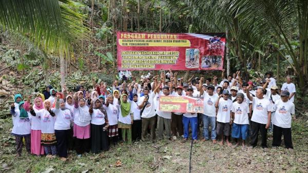 RELAWAN GANJAR AIR BERSIH Relawan Nelayan Balad Ganjar memberikan bantuan sumur bor dan perlengkapannya untuk mengatasi krisis air bersih di Ciawitali, Pangandaran. (FOTO: istimewa)