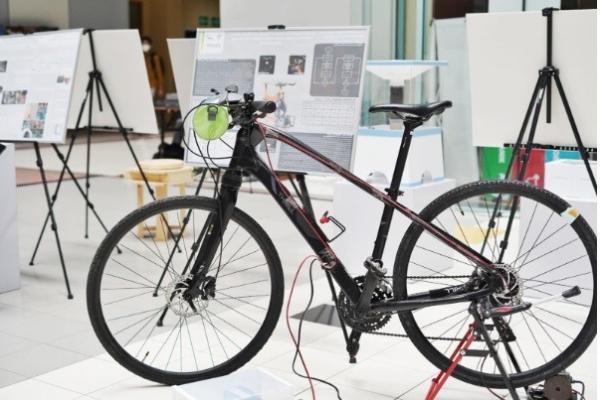 Sepeda Karbon Hasil karya mahasiswa kreatif sepeda karbon dan 3D printing. (foto: istimewa)