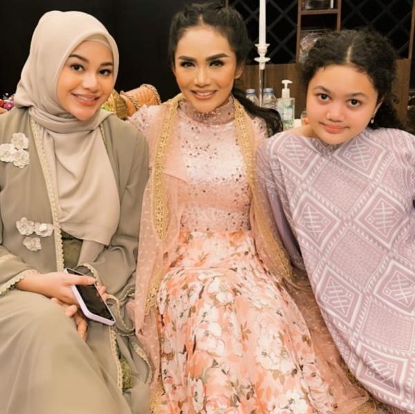 Potret ibu artis awet muda. (Foto: Instagram)