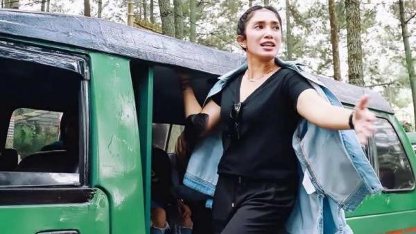 Ussy Sulistyawati naik angkot (Foto: iNews)