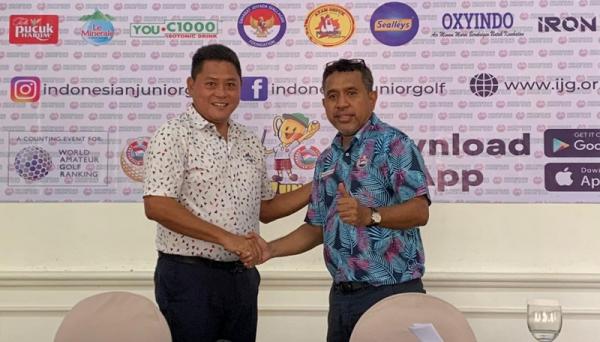 Indonesian Golf Junior 12 General Manager Riverside Golf Club Wee Peng Siong (kiri) dan Ketua Umum Indonesian Gof Junior Denny Manuputi