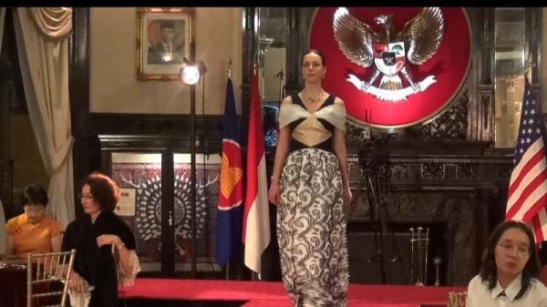 Livette By Liliana Tanoesoedibjo1 Livette by Liliana Tanoesoedibjo tampil memikat di Indonesia Royal Gala Night. (foto: Wiwie Heriyani)