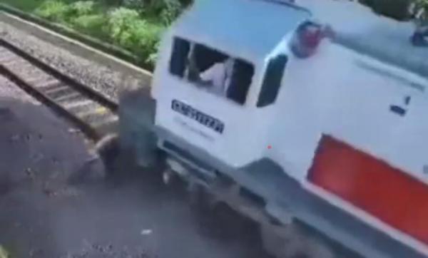 Viral Motor Mogok Tertabrak Kereta Api 1