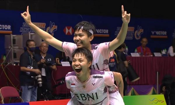 Viral Apriyani Rahayu menggendong Siti Fadia Silva usai juara Hong Kong Open 2023. (Foto: badminton talk)