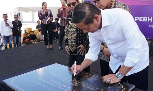 Direktur Jenderal (Dirjen) Perhubungan Darat Kemenhub, Hendro Sugiatno, saat menandatangani prasasti peresmian Terminal Barang Internasional Motaain, di Kabupaten Belu, Nusa Tenggara Timur, pada Minggu (17/9/2023). (Foto: dok Kemenhub)  