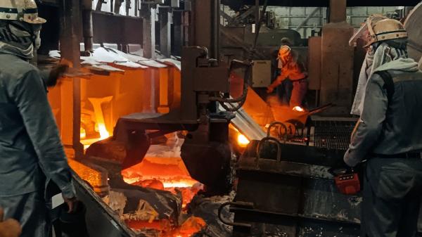 Pekerja di pabrik penuangan aluminium PT Inalum di Kuala Tanjung, Batubara, Sumatera Utara membersihkan karbon dari mesin yang digunakan untuk pencetak aluminium. (Foto: iNews/Wahyudi Aulia)