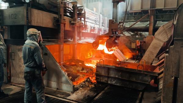 Pekerja tengah membersihkan tungku peleburan (pot) dari bongkahan katoda yang hancur akibat proses elektrolisis saat meleburkan alumina menjadi aluminium cair di Potline-1 Pabrik Peleburan Alumina PT Indonesia Asahang (Foto: iNews/Wahyudi Aulia)