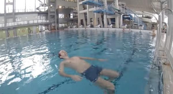 Teknik mengapung. (Foto: Youtube Christian Wedoy) Teknik mengapung. (Foto: Youtube Christian Wedoy)