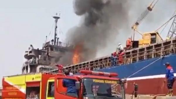 Kapal Kargo Terbakar di Pelabuhan Kamal Bangkalan, Pekerja Panik Lihat Api Berkobar