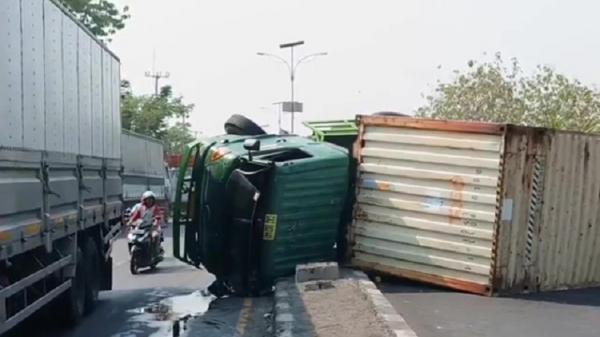 Kecelakaan di Cirebon Hari Ini, Truk Kontainer Terbalik Macetkan Jalur Pantura