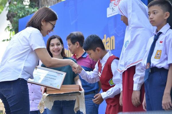 penyerahan beasiswa Koperasi Astra Penyerahan beasiswa Koperasi Astra pada Sabtu (16/9/2023) di Pasar Seni, Taman Impian Jaya Ancol, Jakarta. (Foto: dok Astra)