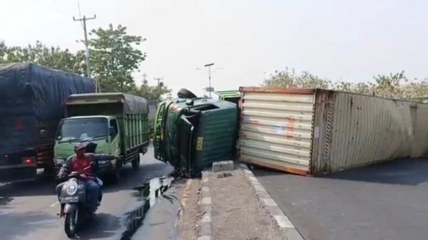 Kronologi Truk Kontainer Terbalik di Jalur Pantura Cirebon, Sopir Diduga Ngantuk