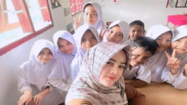 Guru cantik bernama Nora Rahayu mengajar di SD Guru cantik bernama Nora Rahayu mengajar di Sekolah Dasar (SD) Pidie Jaya (Foto: Istimewa)