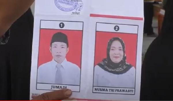 Suami Istri Kepala Kampung Kertas suara pemilihan kepala kampung Tri Karya. (Foto: Ahmad Luthfi Rosyadi)