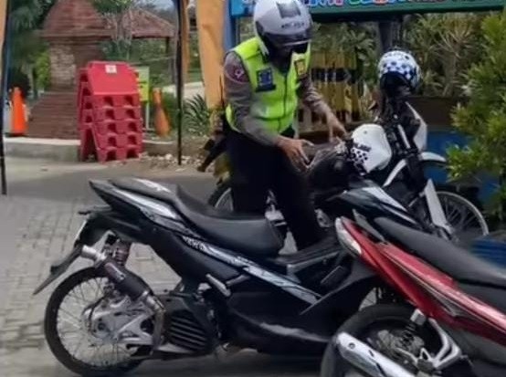 Murid Sembunyikan Motor Di Kelas 2