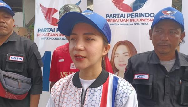 Bacaleg Rete Tati Sosialisasi KTA Berasuransi dan Bagikan Minyak Goreng di Depok: Supaya Elektabilitas Perindo Naik