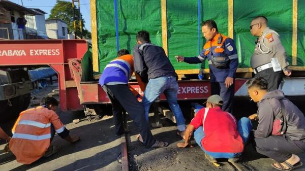 Truk Kontainer Tersangkut Rel di Perlintasan Kereta Malang, Perjalanan 6 KA Terganggu (Foto: Istimewa)
