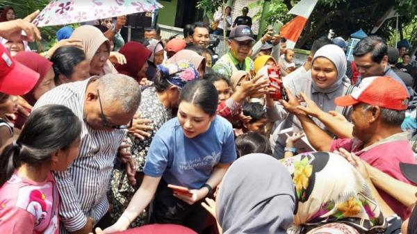 Antusias Bertemu Wamenparekraf Angela Tanoesoedibjo Warga Sidoarjo Berebut Foto Dan Bersalaman