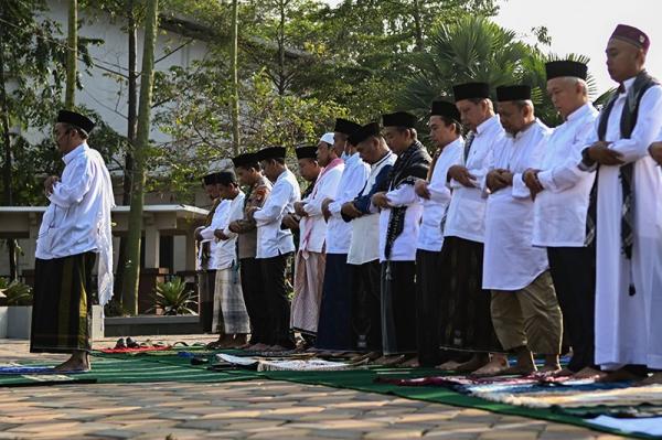 Tata Cara Shalat Istisqa Niat Dan Doa Meminta Hujan Arab Beserta Artinya